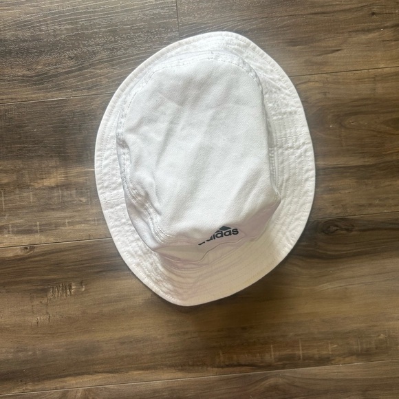 💗Adidas White Bucket Hat - Picture 2 of 3